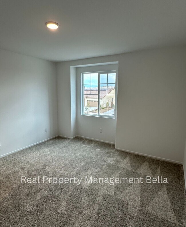 Building Photo - Modern Luxury Awaits: Discover Your Dream Home!