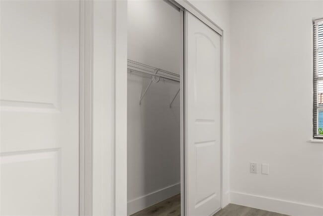 Building Photo - 2724 SW 34th Ct