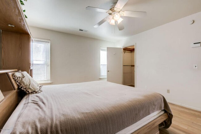 Building Photo - 4 Bed, 2 Bath in CHESHIRE!! Amazing Peak V...