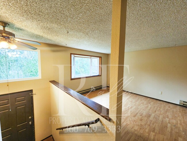 Building Photo - Spacious Living With Extra Comfort: Bonus ...