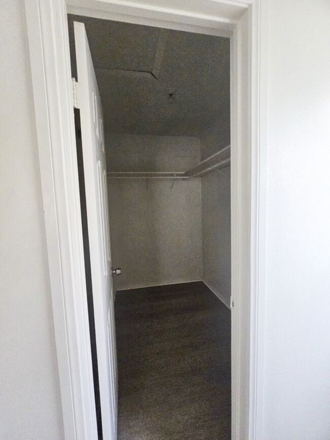 Walk-in Closet - 4034 W 159th St