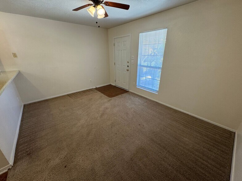 Building Photo - 1100 Leslie Cir