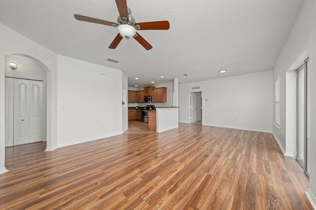 Building Photo - Elegant 2 bedrooms/2 bath condo located in St. Cloud with 1-Car garage