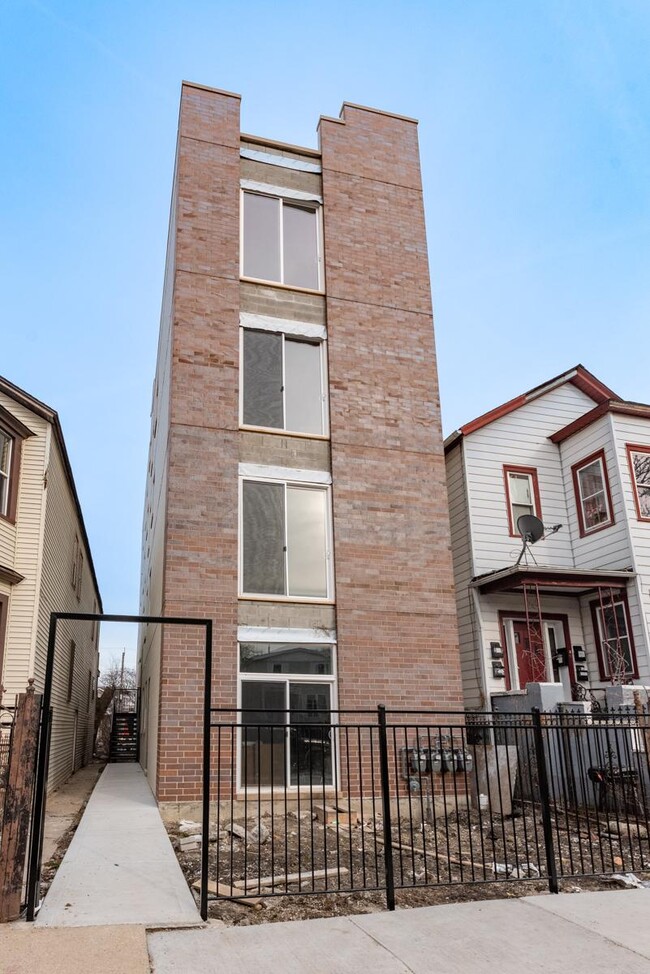 Building Photo - 3 bedroom in Chicago IL 60647