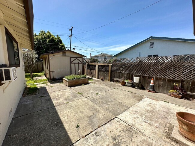 Building Photo - PET FRIENDLY Spacious 3 Bedroom 2 Bath! **...