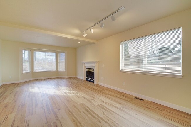 Building Photo - 3Bd/2.5Ba Lynnwood Duplex