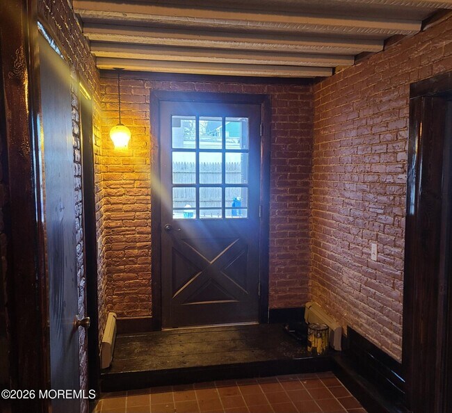 Building Photo - 634 Point Ave