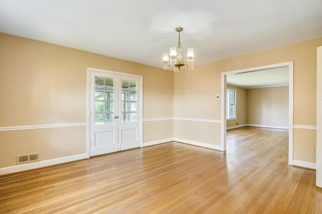 Building Photo - One Level Living -- 5bed / 3bath - Chevy Chase