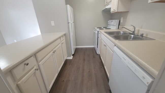 Building Photo - Section 8 accepted!!! 1 month free, Call for details!!! "Cozy 2-Bedroom Retreat with Full Bath in...