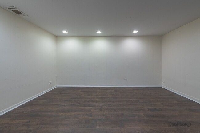Building Photo - 110 N Waterford Dr