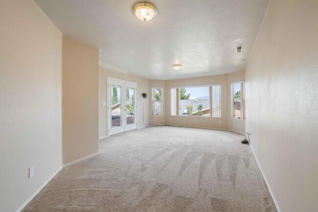 Building Photo - 4 Bedroom Home with Scenic Views
