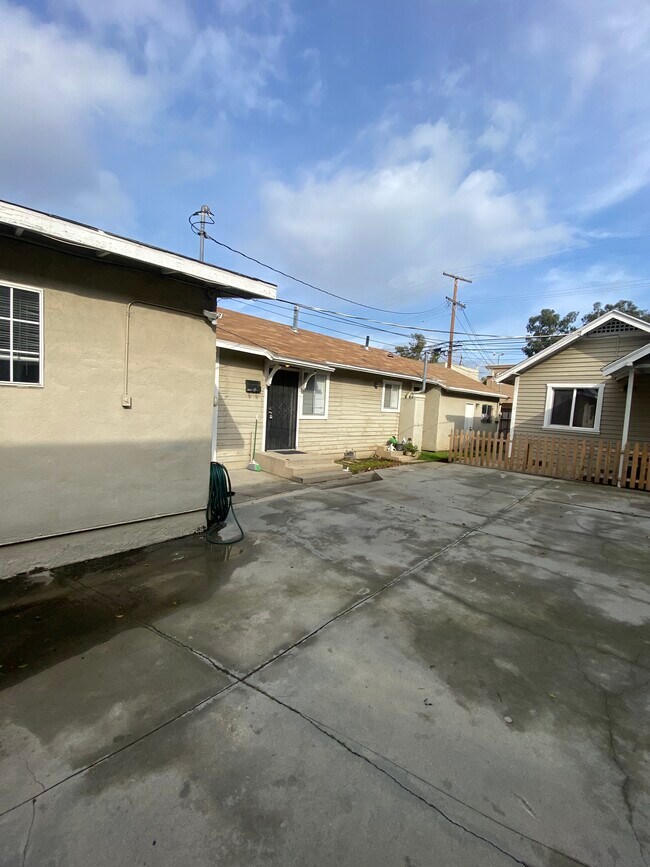 Building Photo - 1372 Gaviota Ave