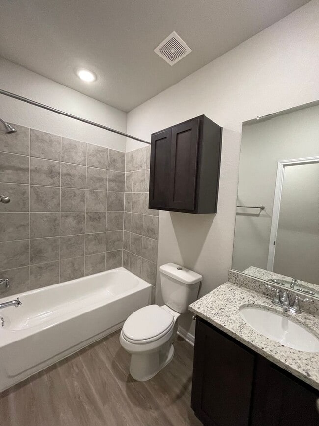 Building Photo - Luxury 3/2 duplex in NBTX