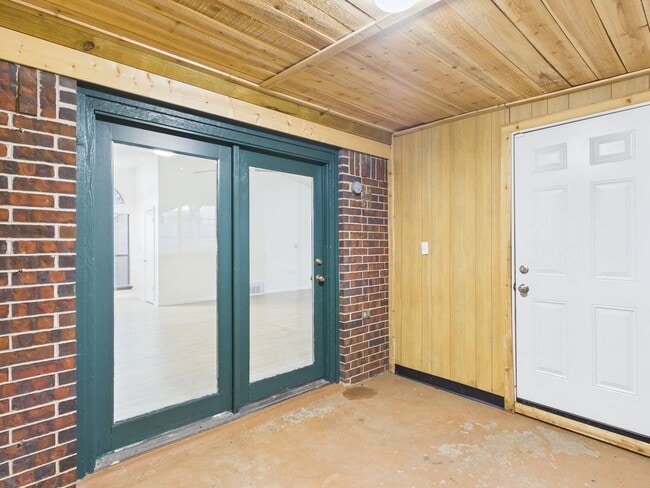 Building Photo - 3904 SW Parkridge Blvd