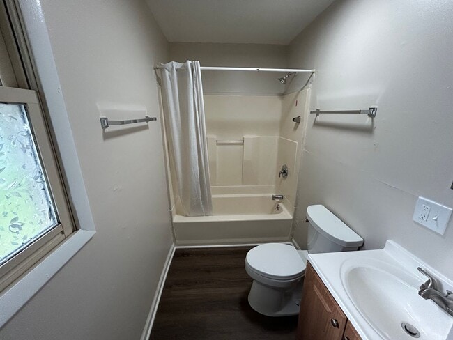 Building Photo - 2 Bed- 1 Bath - Single Family Home