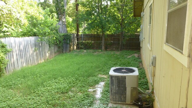 Building Photo - 3402 S Oak Dr