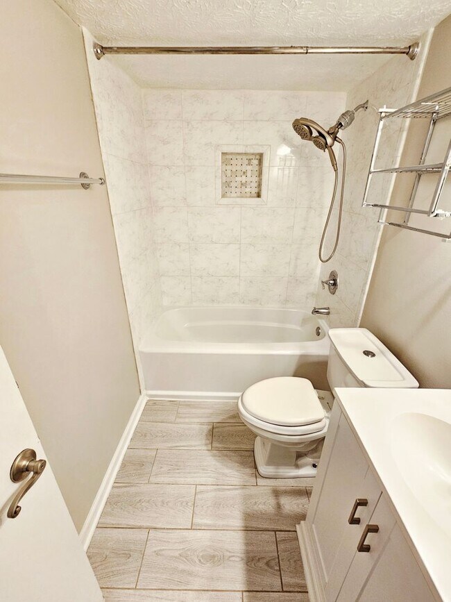 Building Photo - MOVE-IN READY! 2BR Townhome in Clintonville near OSU – W/D, Parking, Pet Friendly