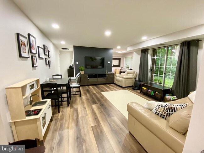 Building Photo - 1533 Colonial Dr