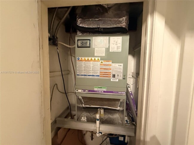 Building Photo - 1104 N 17th Ct