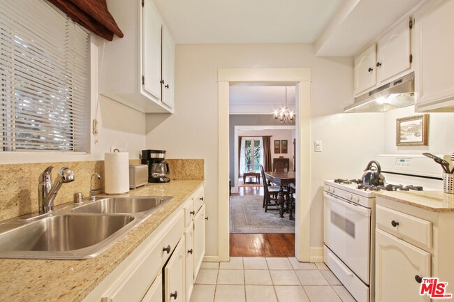 Building Photo - 619 N Plymouth Blvd