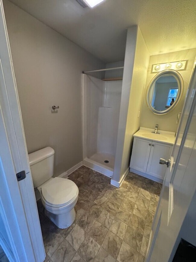 Building Photo - NW Bend Cottage! 1 pet considered!