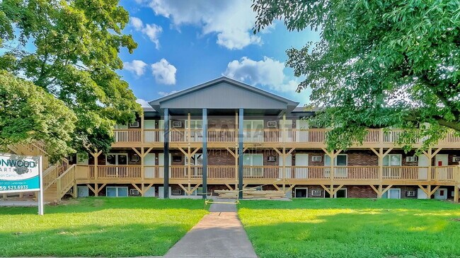 Building Photo - 2021 Cambridge Dr