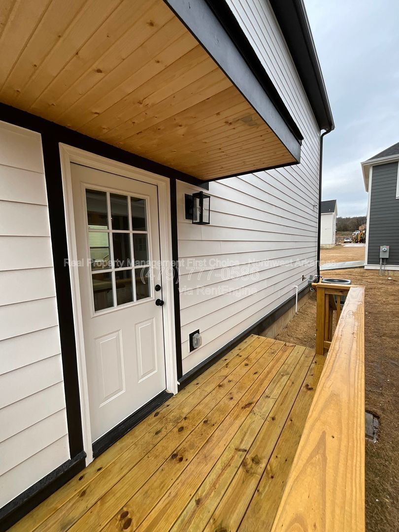 Building Photo - 1042 S Laramie Hts