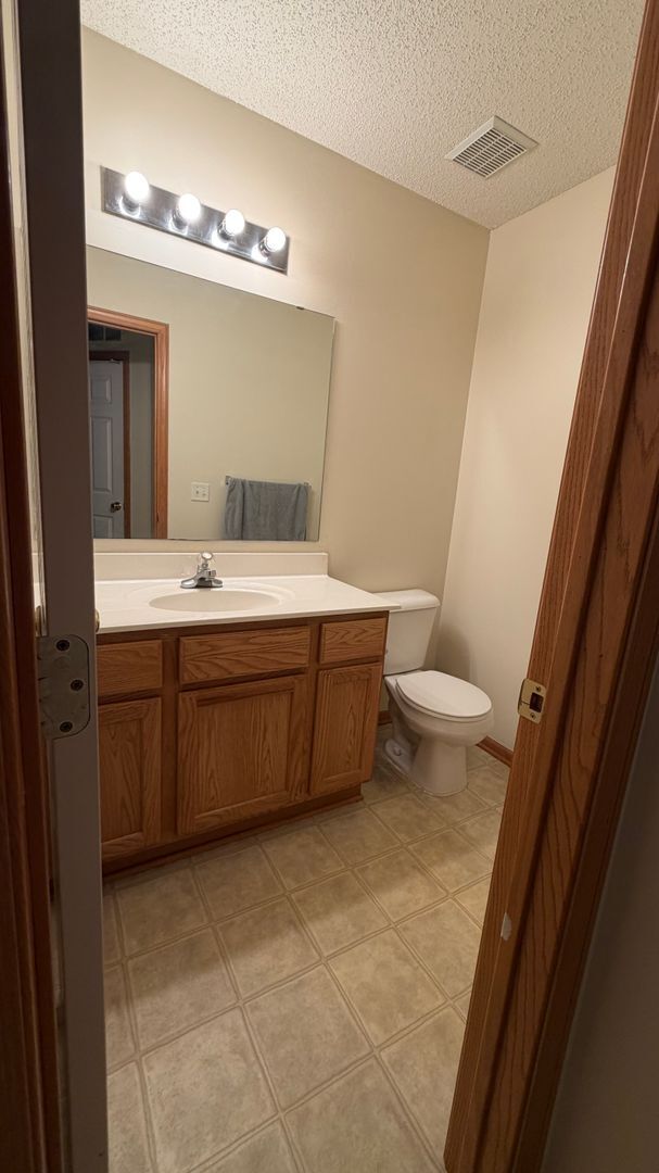 Building Photo - Freshly painted 3BD/2BA Townhome * Rosemount * Available Now