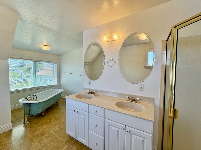 Full Bath: Double Vanity, Tub & Shower - 1910 Union St
