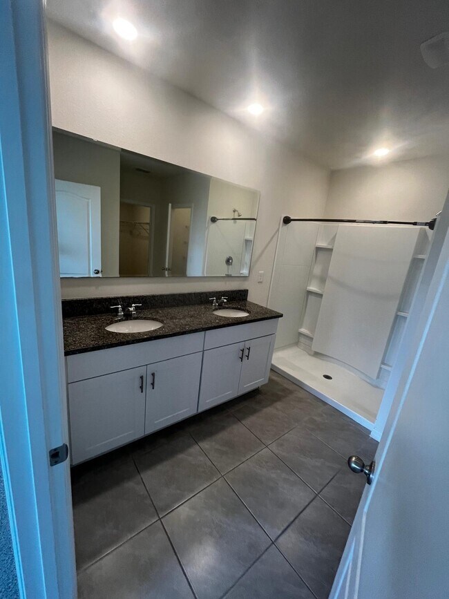 Building Photo - 1450 Riverboat Dr