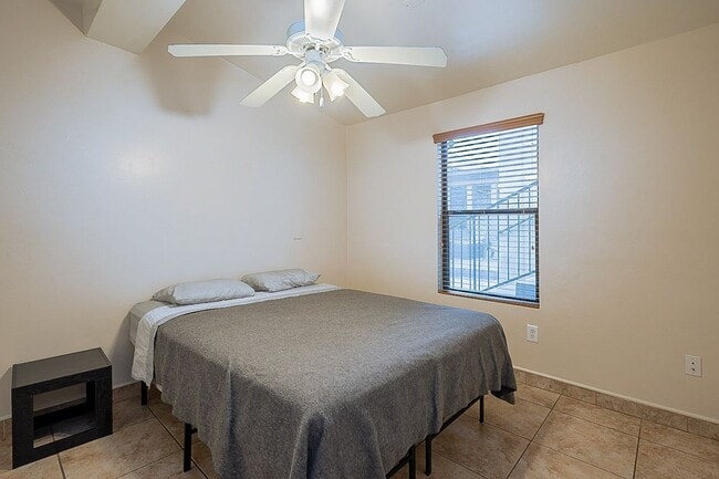 Building Photo - 928 E 6th St