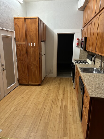 Kitchen D - 221 Commerce St