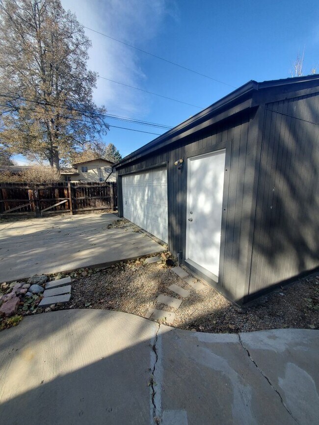 Building Photo - Spacious Ranch Style 4 BR Available in Aug...