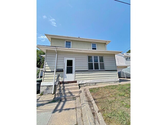 Building Photo - Little Bohemia 4 bedroom home
