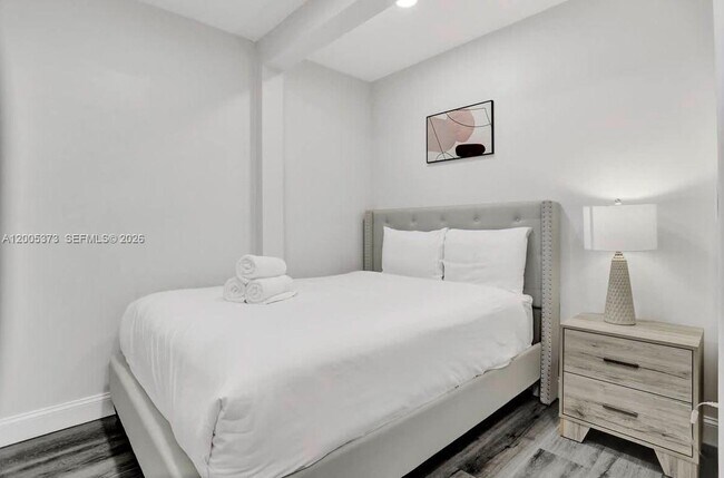 Building Photo - 10006 E Bay Harbor Dr