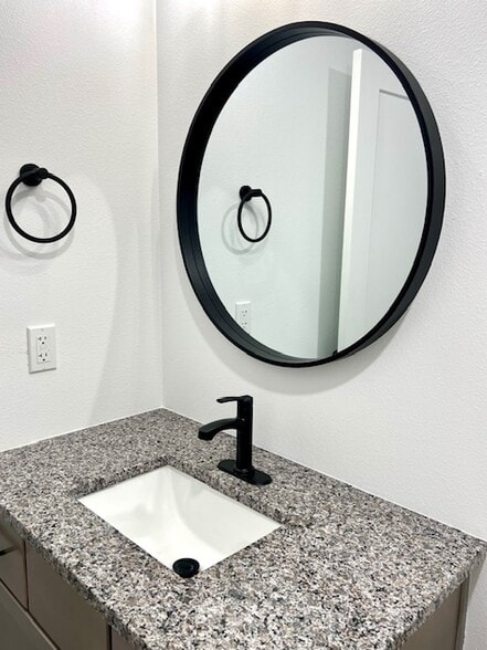 Hall Bath - 800 Hoffman Hills Blvd