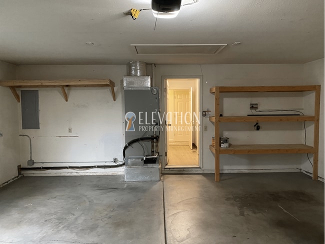 Building Photo - 3BR single-level rancher in SE Bend with large fully-fenced backyard