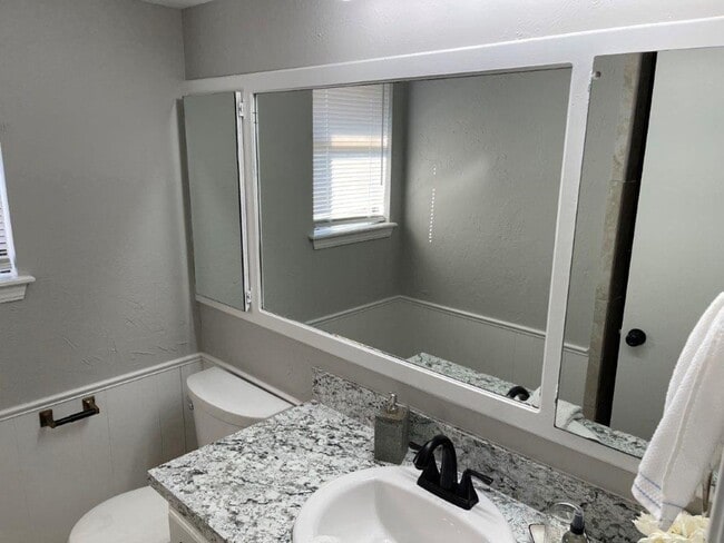 Building Photo - Remodeled , modern and lots of New in Moor...
