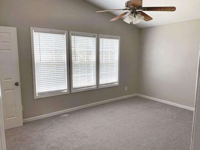 Building Photo - Beautiful 3b Room!Move in ready!