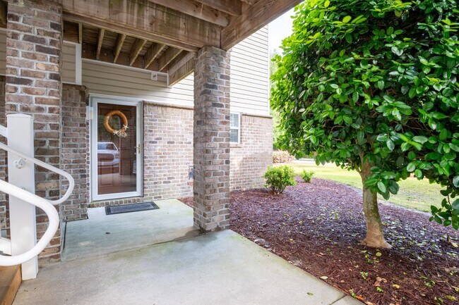 Building Photo - OFF-SEASON FURNISHED MONTHLY RENTAL AVAILABLE JAN '26