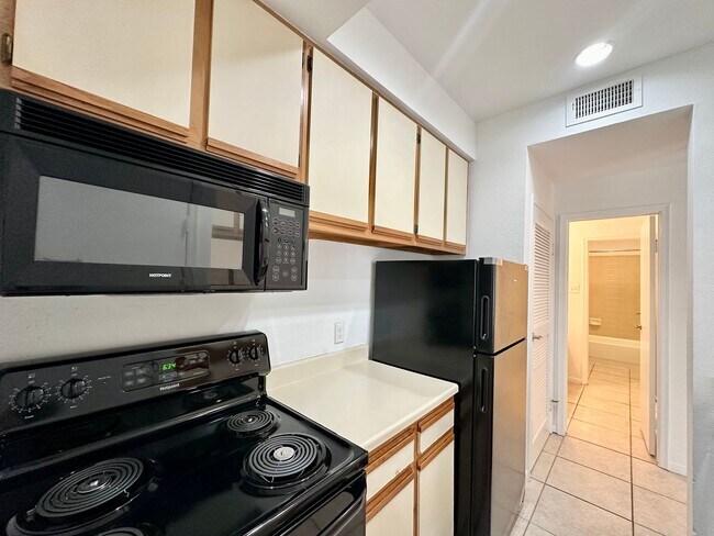 Building Photo - 1/1 Apartment Walking Distance to UT