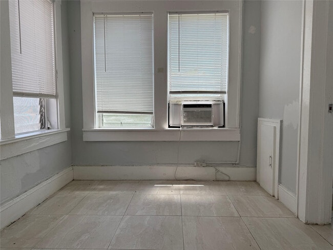 Building Photo - 1621 Van Buren St