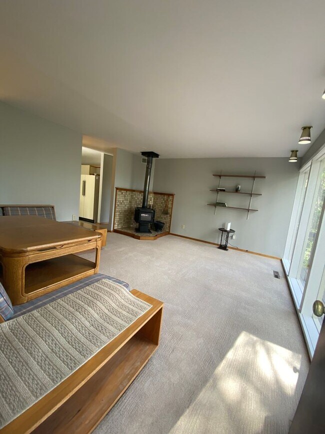 Building Photo - Unique View Property 3 bed, 3 bath located...
