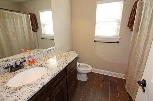 Building Photo - 2303 SW Elington St