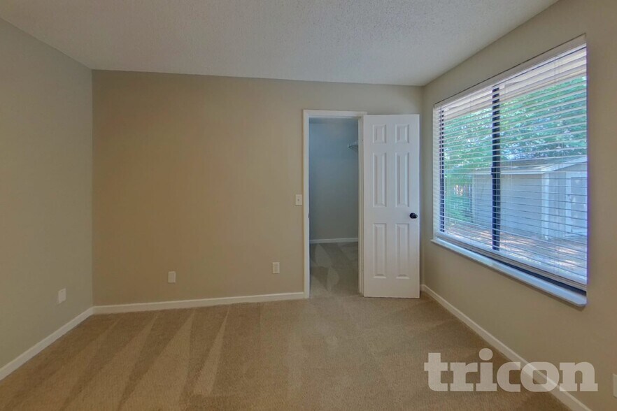 Building Photo - 12124 Roundham Ln N