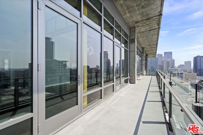 Building Photo - 1100 S Hope St