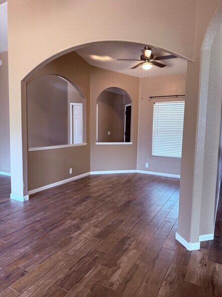 Building Photo - 10243 W Reade Ave