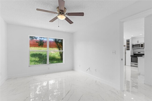 Building Photo - 421 Rollins Dr
