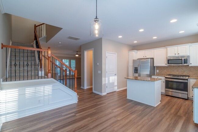 Building Photo - Gorgeous Townhome in the Heart of Fort Mil...