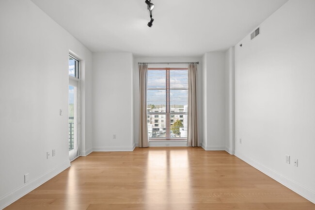 Building Photo - 618 N Boylan Ave